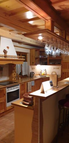 维许纳波察Chaty Helena的一个带木制橱柜和台面的大厨房