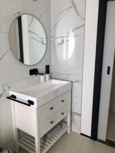 萨尔格米纳Studio calme-équipements haut de gamme的白色的浴室设有水槽和镜子