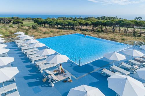 卡斯卡伊斯奥伊塔沃斯酒店的享有带白色遮阳伞的游泳池的顶部景致