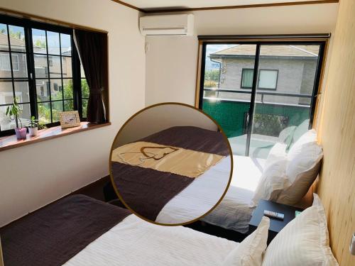 八街Sunhouse - Vacation STAY 28595v的镜子,房间带床和窗户