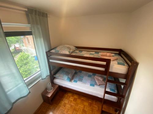 科巴里德Apartment Konavec的带窗户的客房内的两张双层床