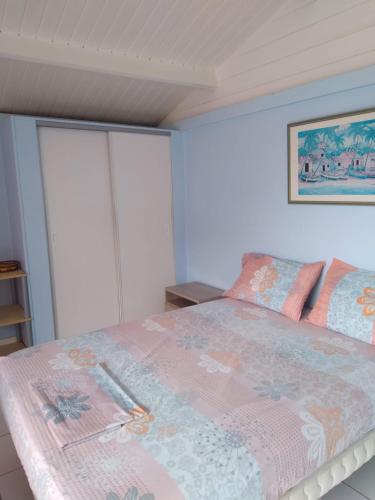 勒穆莱Les Gîtes Hoprins的一间卧室配有一张带粉色毯子的床