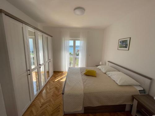 图兰杰Apartments Roko的一间卧室设有一张床和一个大窗户
