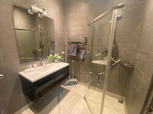 罗勇Relax and Rejuvenate in Rayong!的一间带水槽和淋浴的浴室