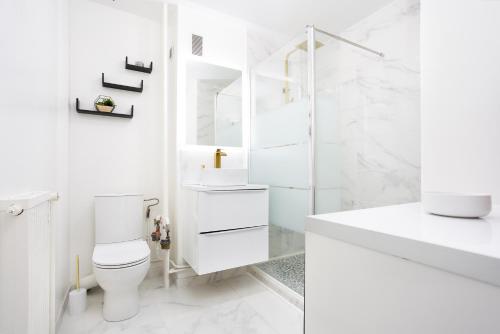 默伦LeCosyMelunais : Parking gratuit + Balcon aménagé的白色的浴室设有卫生间和水槽。