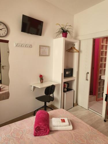 马德里马德里客栈旅馆的一间卧室配有一张床、一张桌子和一张书桌