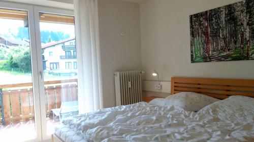 上施陶芬FeWo Panorama270, Oberstaufen/Steibis的一间卧室设有一张床和一个大窗户