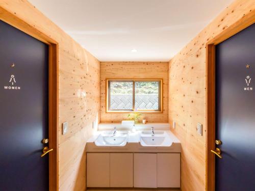 奄美Guest House Amami Long Beach 2 - Vacation STAY 36312v的一间带两个盥洗盆和窗户的浴室