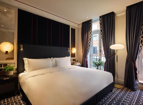 The Mayfair Townhouse - an Iconic Luxury Hotel客房内的一张或多张床位