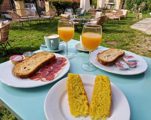 马德里加尔德拉韦拉Hosteria Casa Colonial的一张桌子,上面放两盘面包和两杯橙汁