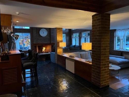 圣马丁德洛斯女武神酒店的客厅设有壁炉、沙发和桌子