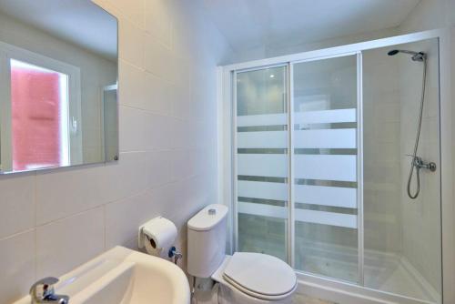 马盖鲁夫Nura Houses Duplex Magaluf 5的带淋浴、卫生间和盥洗盆的浴室