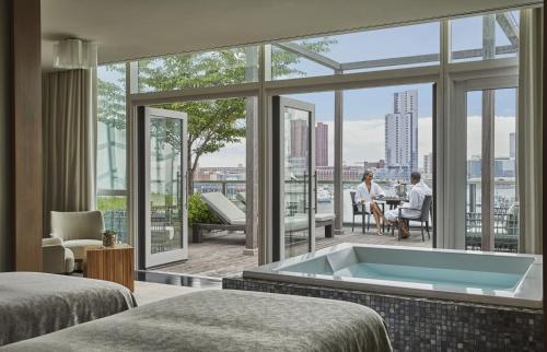 巴尔的摩巴尔的摩四季酒店的一间带浴缸的卧室,享有城市美景