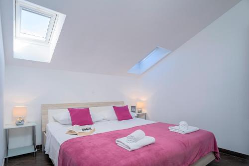 赫瓦尔Rooms & Studio Villa Fio的一间卧室配有一张床,上面有两条毛巾