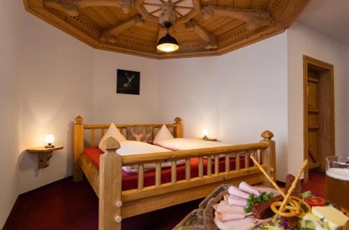 Görisried泽姆赫希酒店的一间卧室,卧室内配有一张木床