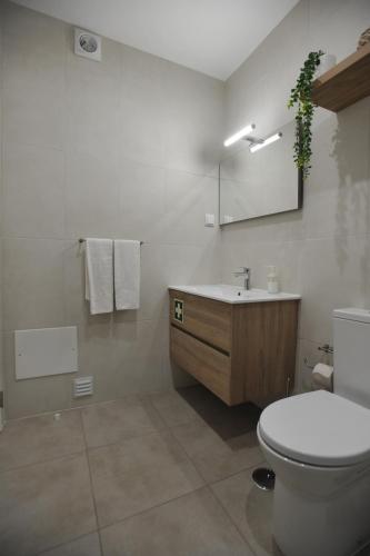 Lagos Central Apartments Ap 10的一间浴室