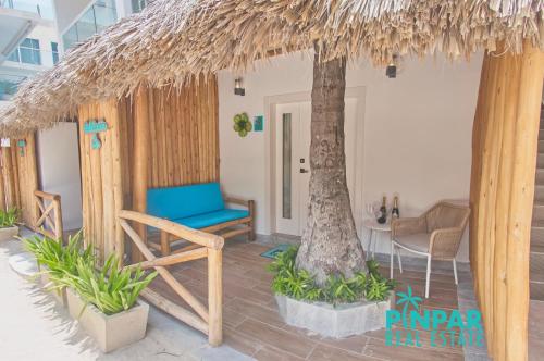 蓬塔卡纳Villa Blanca Beach Club的一间拥有两棵树、一把椅子和一张桌子的房间