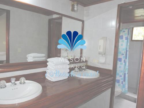 CaucasiaHotel y Restaurante Mesón del Gitano的一间带水槽和镜子的浴室