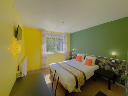 龙尚朗香酒店的一间卧室设有一张床和绿色的墙壁