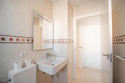 滨海罗克塔斯Expoholidays - Apartamento Auditorio Roquetas的白色的浴室设有水槽和镜子