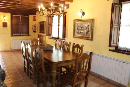 San EstebanVivienda vacacional La Güera - Casas de los Picos的一间带木桌和椅子的用餐室