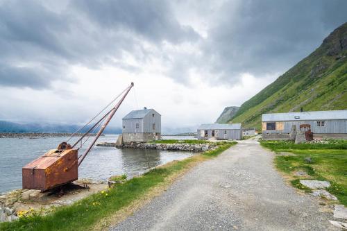 KvalnesVilla Lofoten - Sigurdbua的船坐在水体边