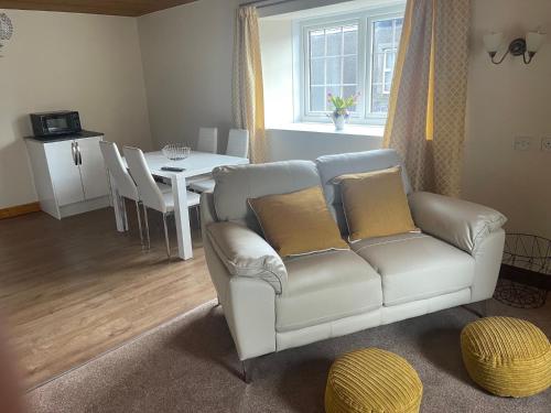 圣比斯Fairladies Barn Guest House的客厅配有白色的沙发和桌子