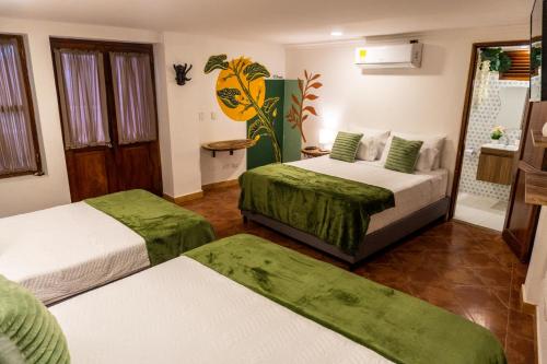 卡塔赫纳Candilejo Hotel Boutique的酒店客房带两张床和一间浴室