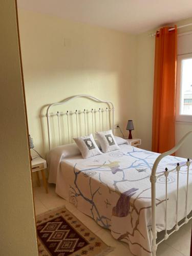 罗萨斯Apartamento tranquilo en Roses centro cerca de la playa Costa brava的卧室配有白色的床和枕头。