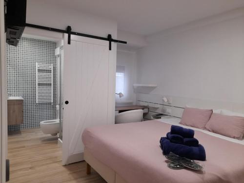 潘普洛纳Home Sweet Home Main St Pamplona的一间白色卧室,配有床和一间浴室