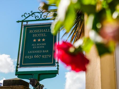 爱丁堡罗斯霍尔酒店 的红花旁边的酒店标志