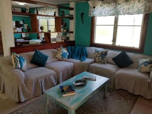 伯利兹城River Bend Resort Bze的客厅配有两张沙发和一张咖啡桌