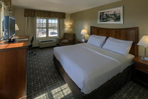 班戈商场乡村酒店的酒店客房设有一张大床和一台电视。