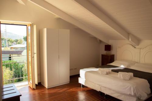 圣安吉洛Skylight Sorrento的一间卧室设有两张床和大窗户