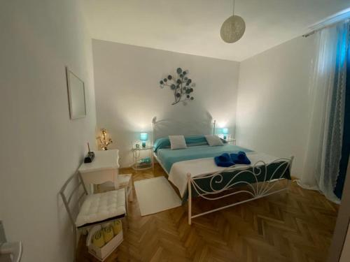 卡利Kaleta apartman的一间卧室配有一张床,铺有木地板