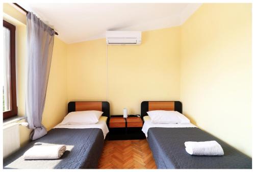 普利莫顿Kuća za odmor Angelina的带窗户的客房内设有两张单人床。