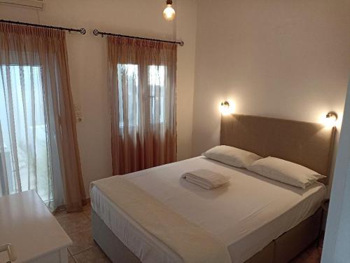 库基尼坎尼奥Marina Villa的一间卧室配有一张床,上面有两条毛巾