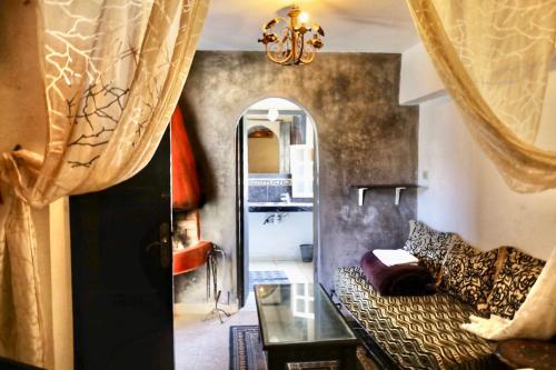 索维拉索维拉社交旅游青年旅舍的客厅配有沙发和桌子