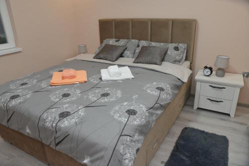 索科矿泉村Milivojevic的一间卧室,配有一张带蒲公英图案的床