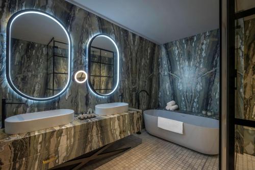 Radisson Blu Royal Hotel Dublin的一间浴室