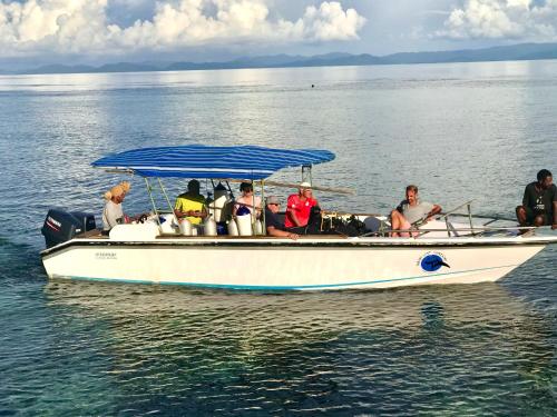 Pulau MansuarTABARI DIVE LODGE的一群人坐在水中的船上