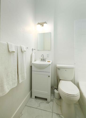 利文斯顿MT Block Unit 17 Madison的白色的浴室设有卫生间和水槽。