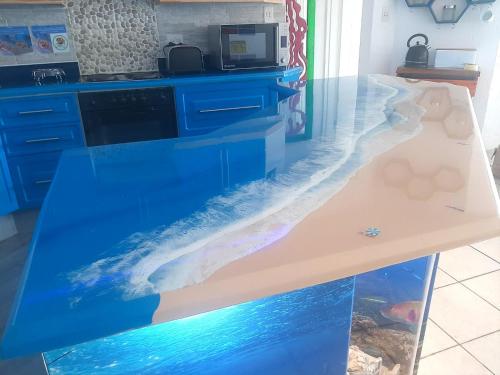 马盖特Beach Splendor @ 24 La Crete Sands的厨房里有一个鱼缸的柜台
