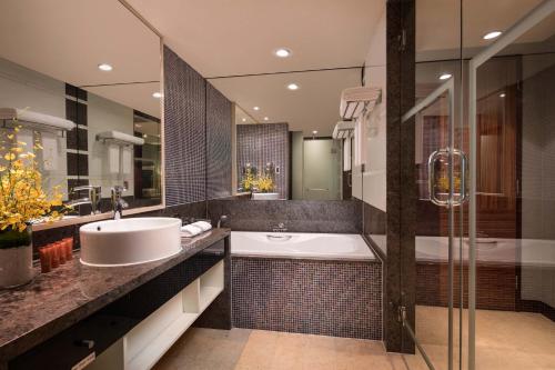 无锡无锡城中皇冠假日酒店的带浴缸、水槽和淋浴的浴室