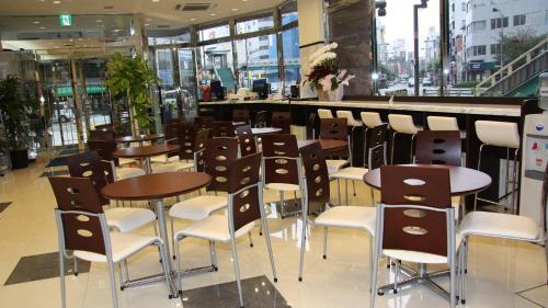 德岛Toyoko Inn Tokushima Ekimae的餐厅里一排桌椅
