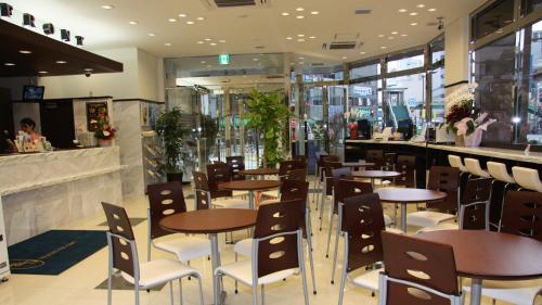 Toyoko Inn Tokushima Ekimae餐厅或其他用餐的地方