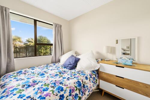 Babbacombe Bach - Otaki Beach Holiday Home客房内的一张或多张床位