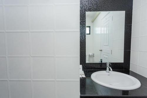 Ban Pho TaiGet Sleep @ท่าศาลา的浴室设有白色水槽和镜子