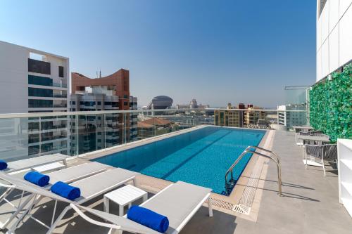 Studio M Al Barsha Hotel by Millennium内部或周边的泳池
