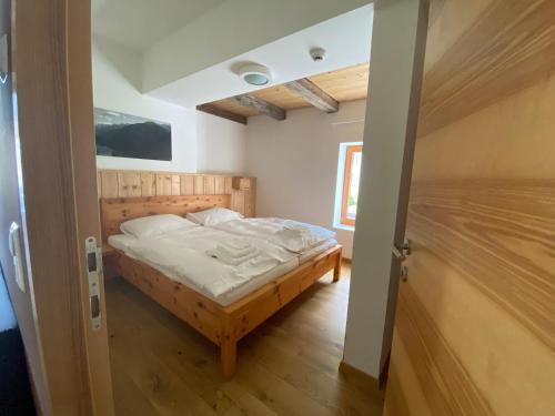 东蒂罗尔地区马特赖Gasthaus Post的一间小卧室,卧室内配有一张床铺